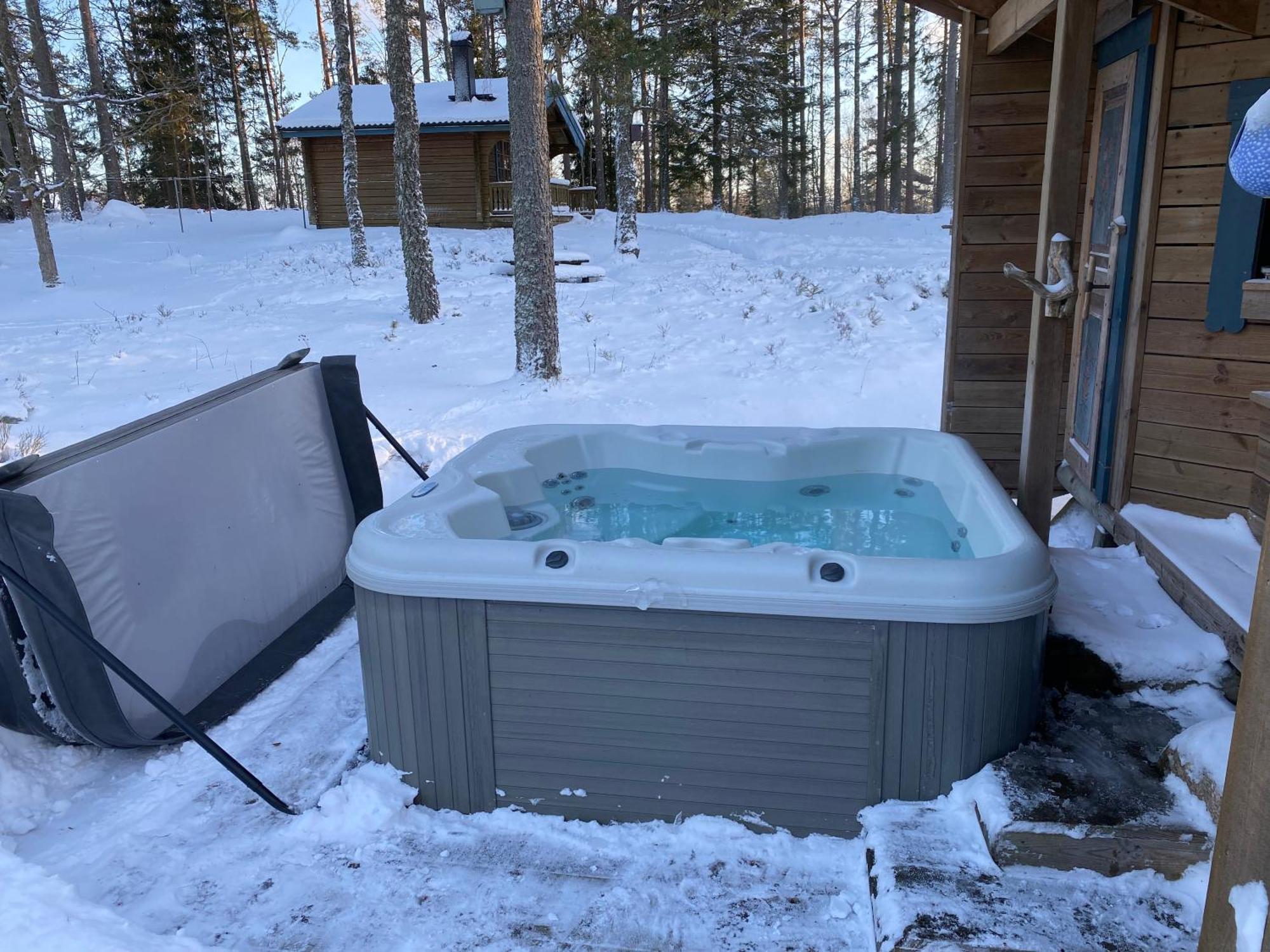 Timrad Stuga I Kanten Av Skogen Med Spa Moejlighet Mullsjo Bagian luar foto