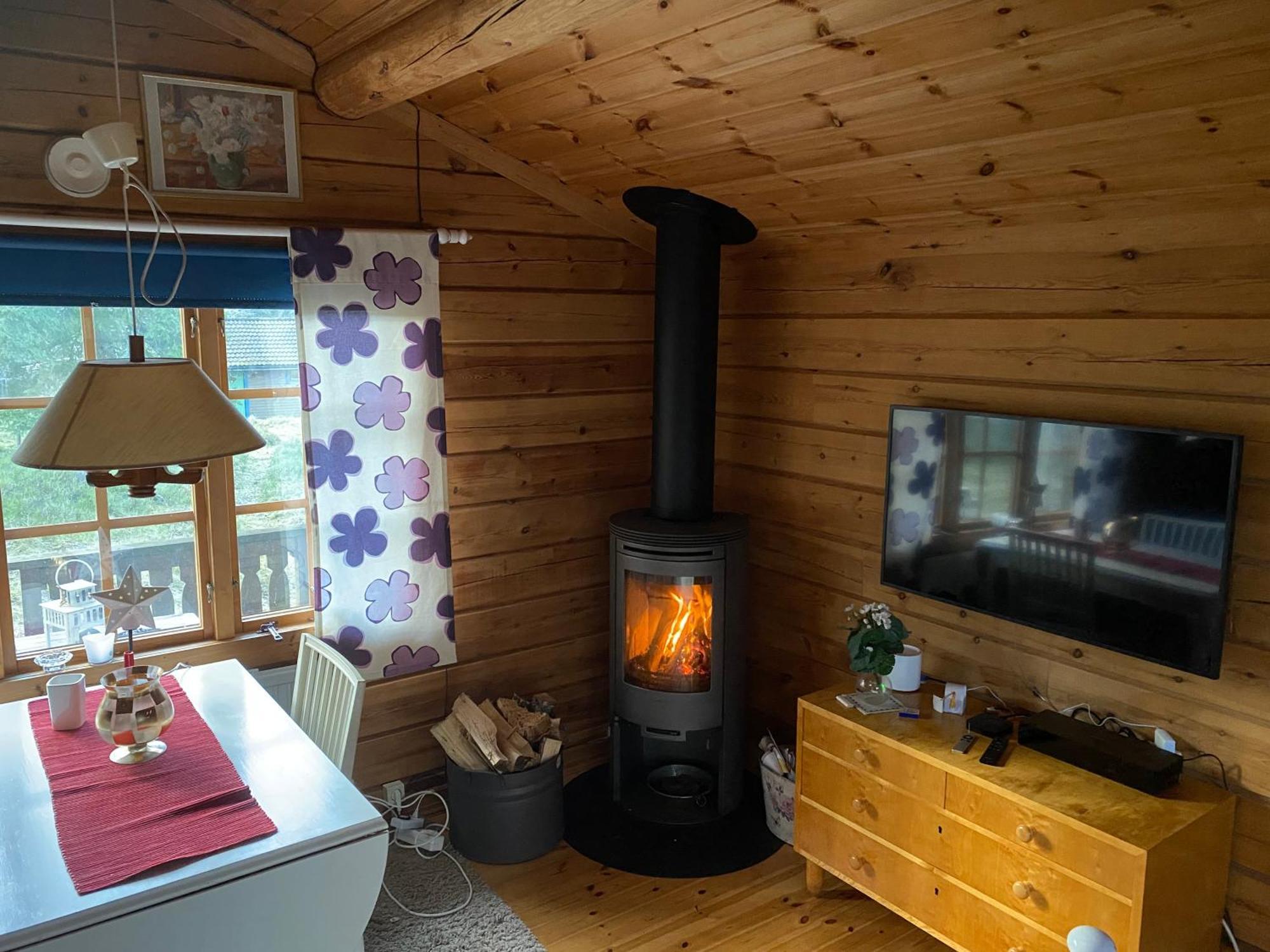 Timrad Stuga I Kanten Av Skogen Med Spa Moejlighet Mullsjo Bagian luar foto